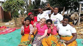 Christa Bauer wird von der Spargruppe Kasina in Malawi herzlich empfangen. Bild, Chiara Borner, TearFund Schweiz